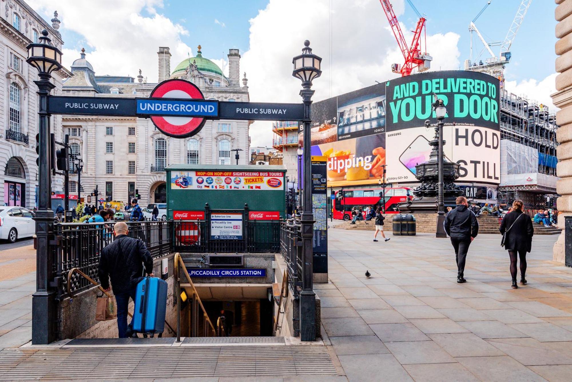 Welcome London Piccadilly Circus 외부 사진